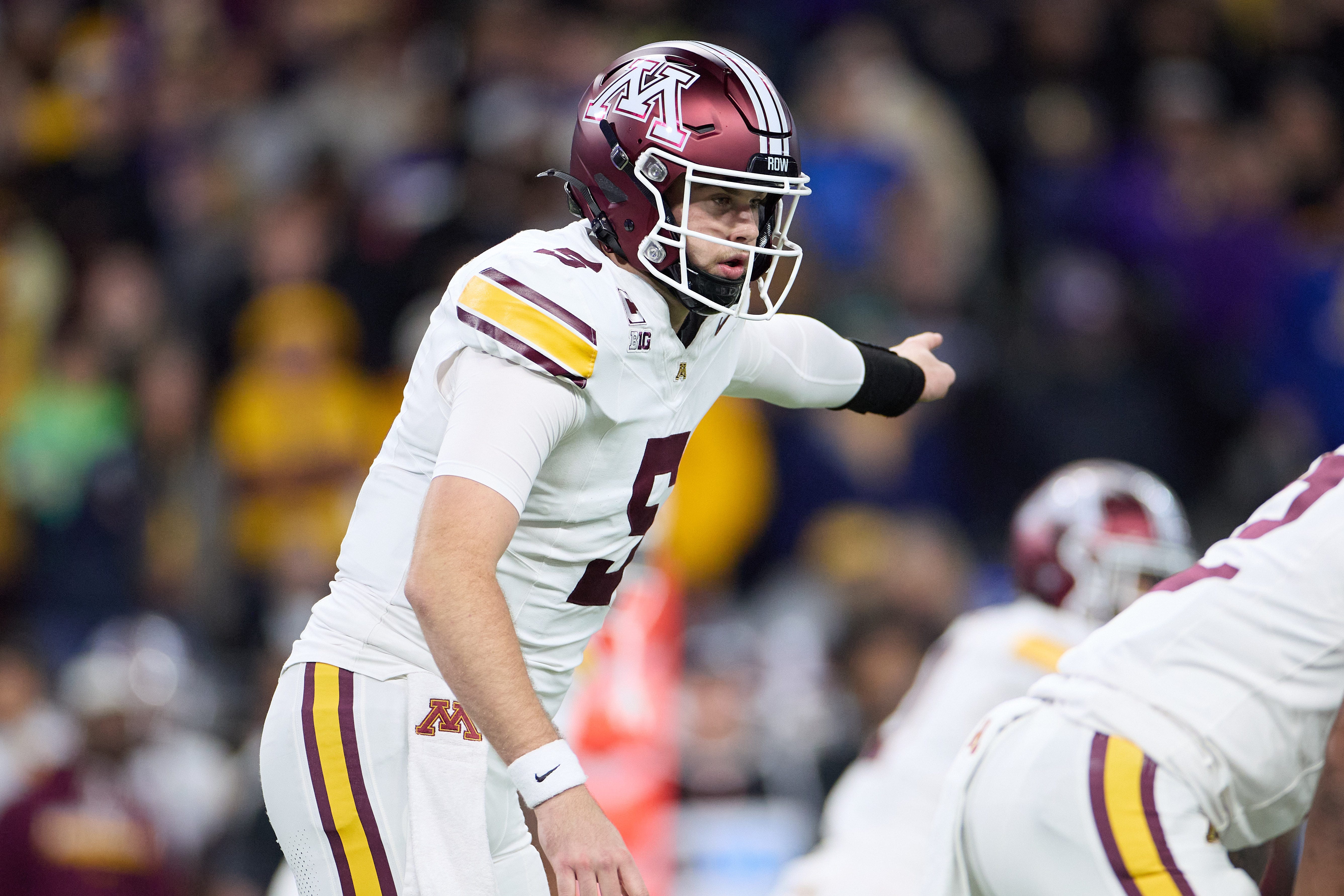 Minnesota Golden Gophers quarterback Drake Lindsey (5) motions to his team in the first quarter Sep 26, 2026 at Husky Stadium. 