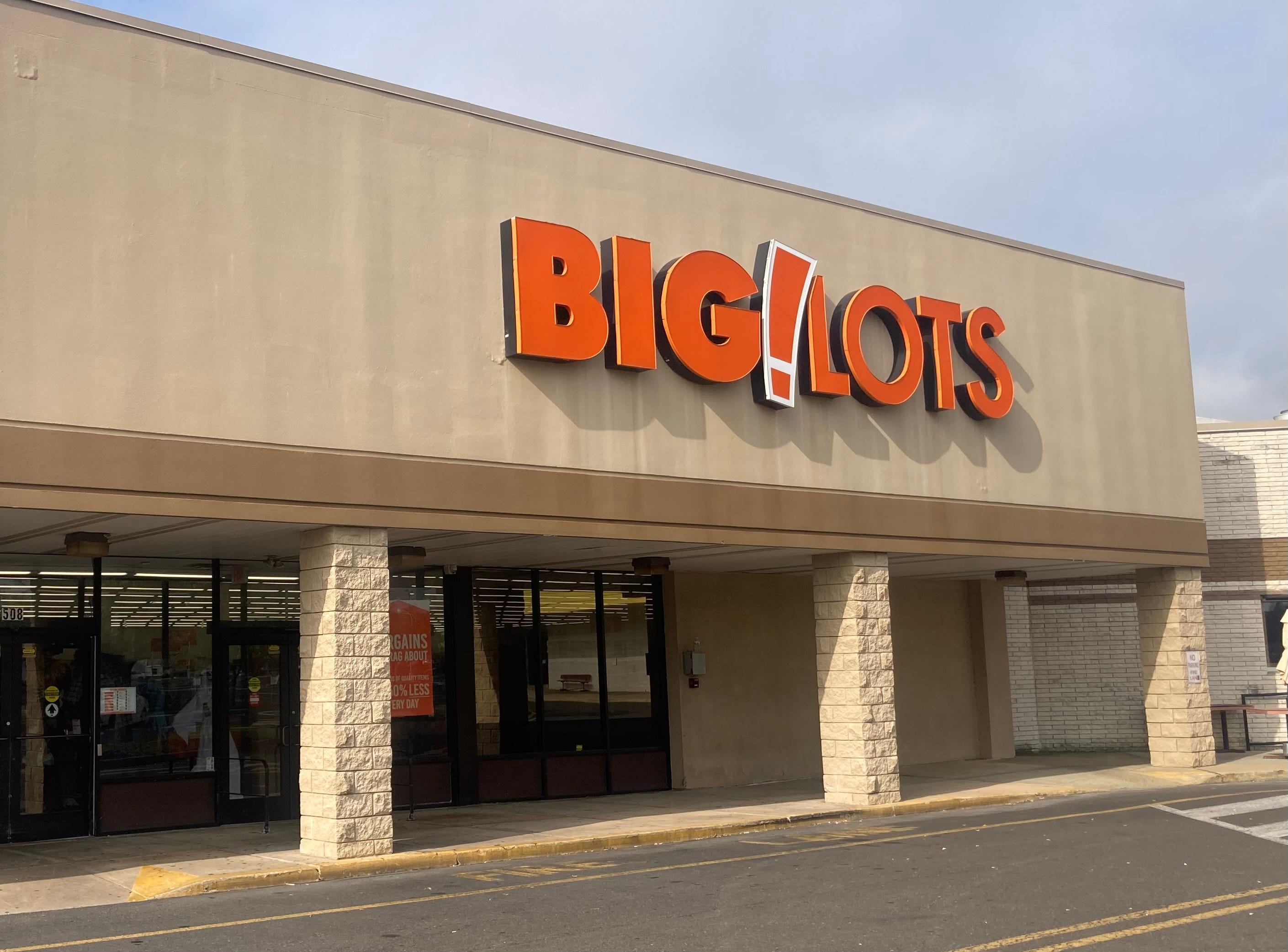 How many Big Lots remain in Georgia 2 years after filing for bankruptcy?