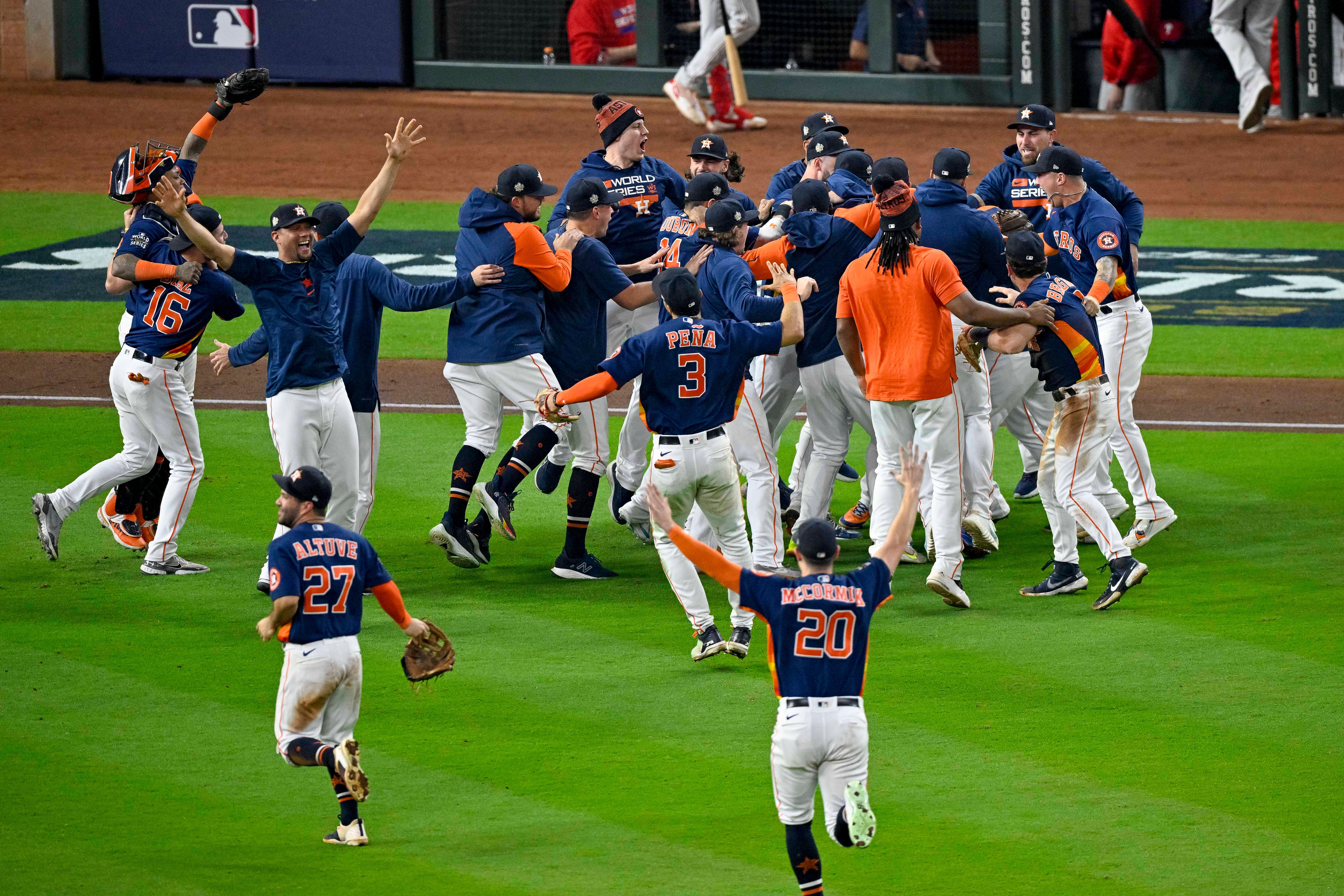 Astros beat Phillies 4-2
