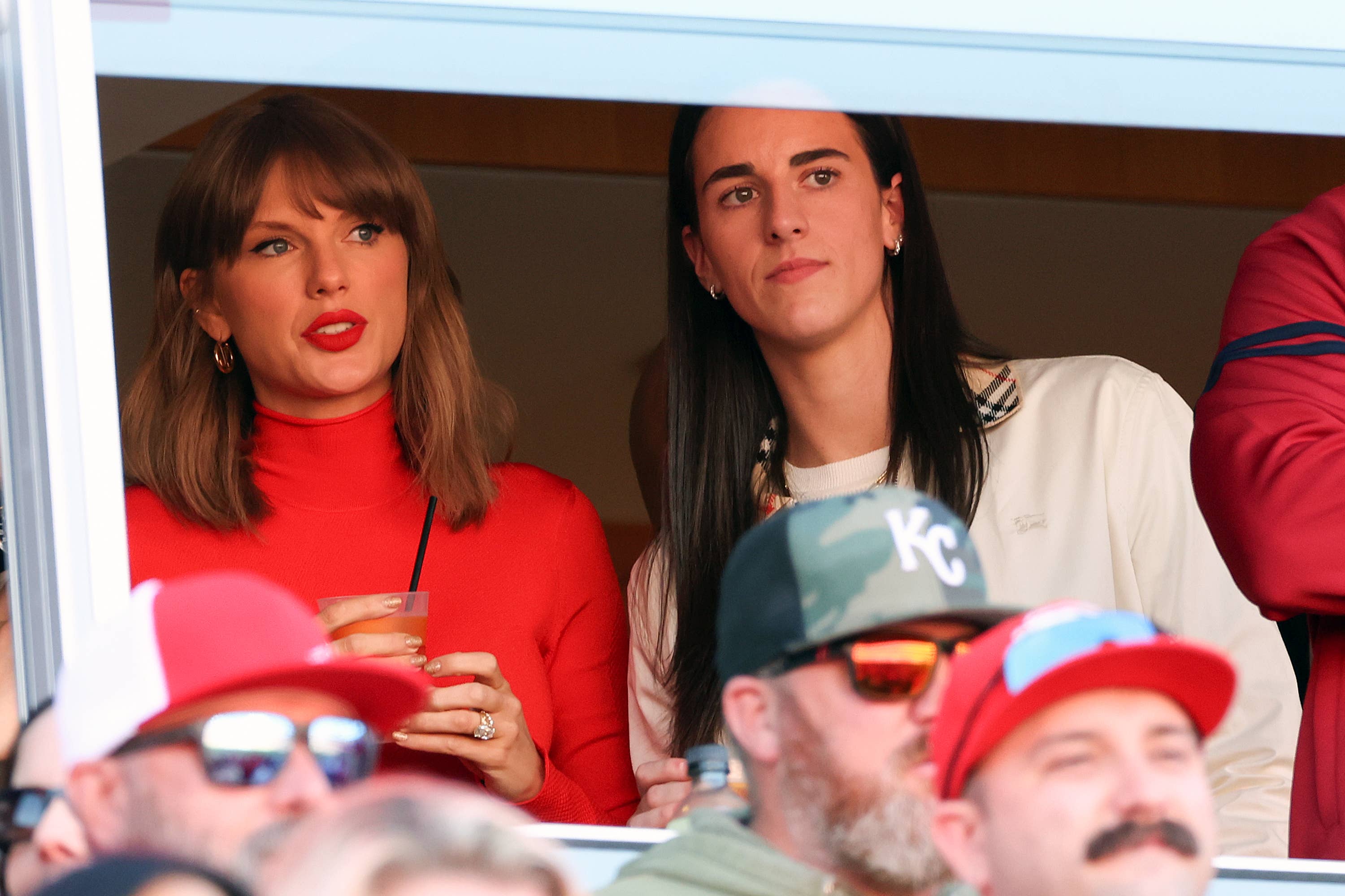 Body Language Expert Analyzes Taylor Swift's Tense Interaction With ...