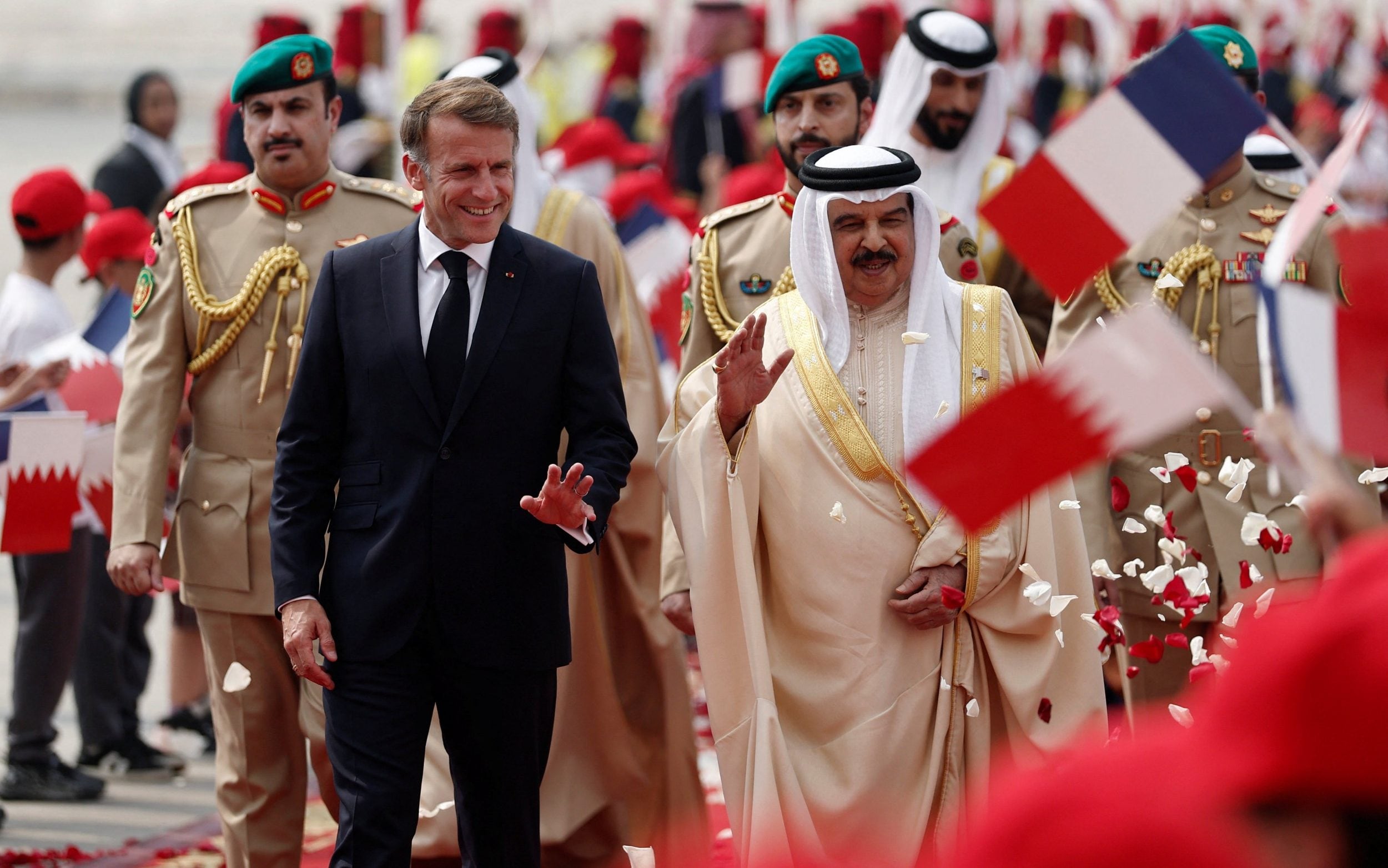 Macron abandons France and leaves door open to Le Pen