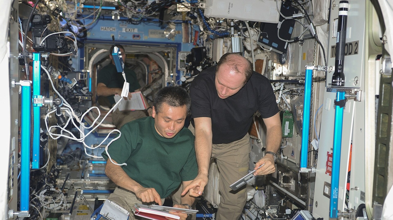 Space Tech Simulation Scientists Sealed People In A Space Station Simulation For 240 Days ...