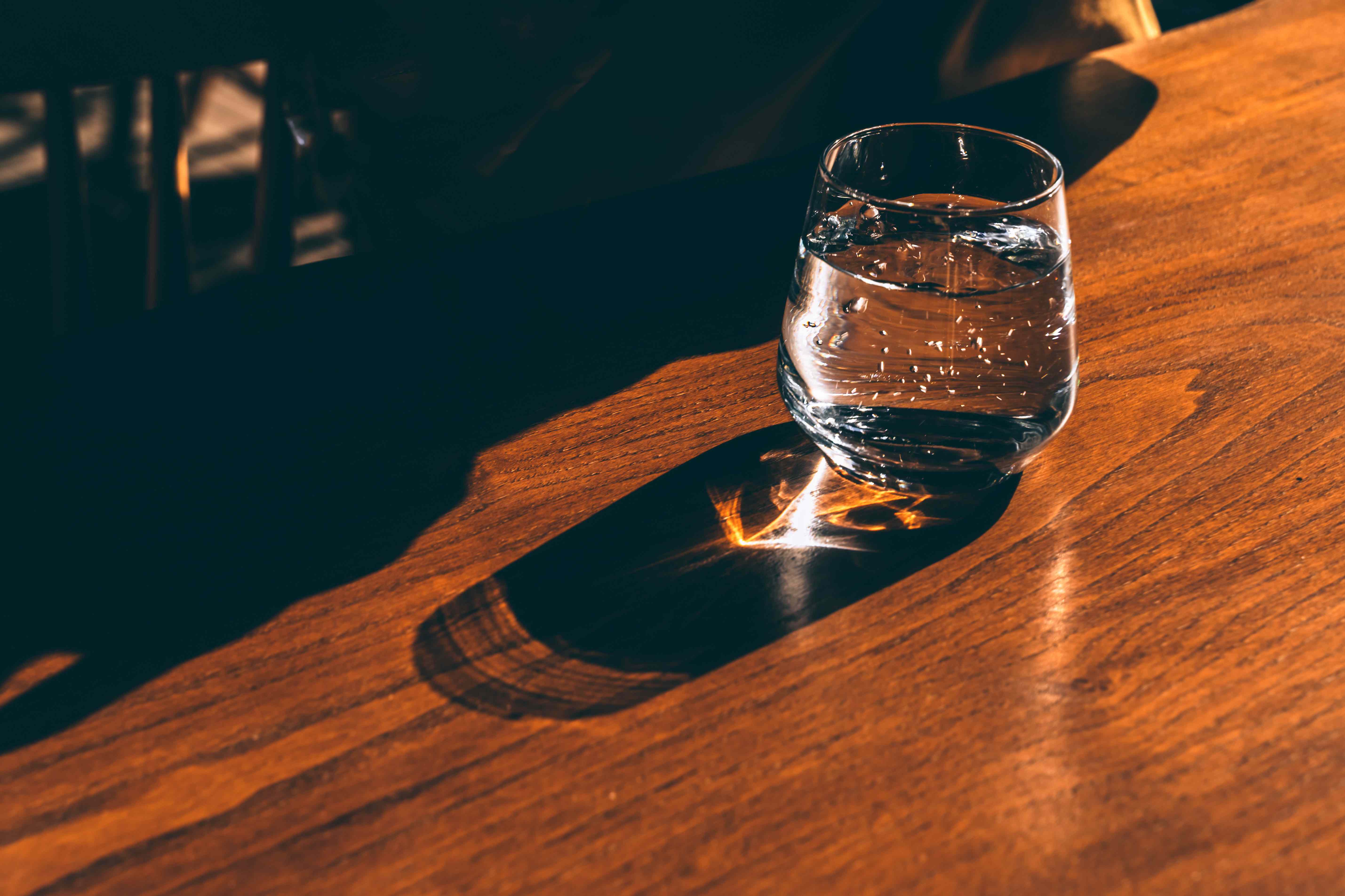 We Asked 4 Beverage Experts to Name the Best Sparkling Water—These Brands Came Out on Top