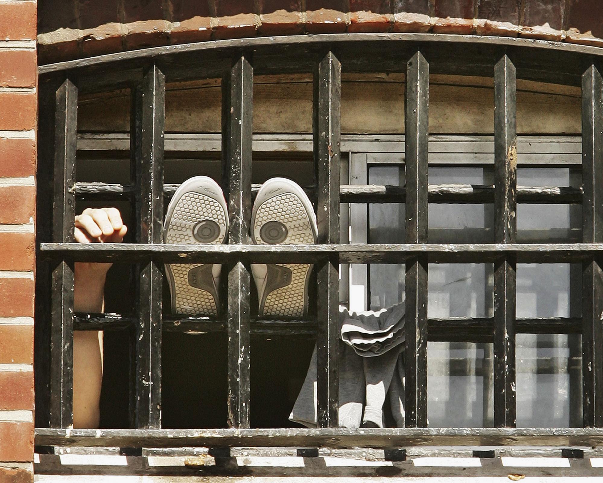 Criminals who refuse to attend sentencing face losing prison privileges under new rules