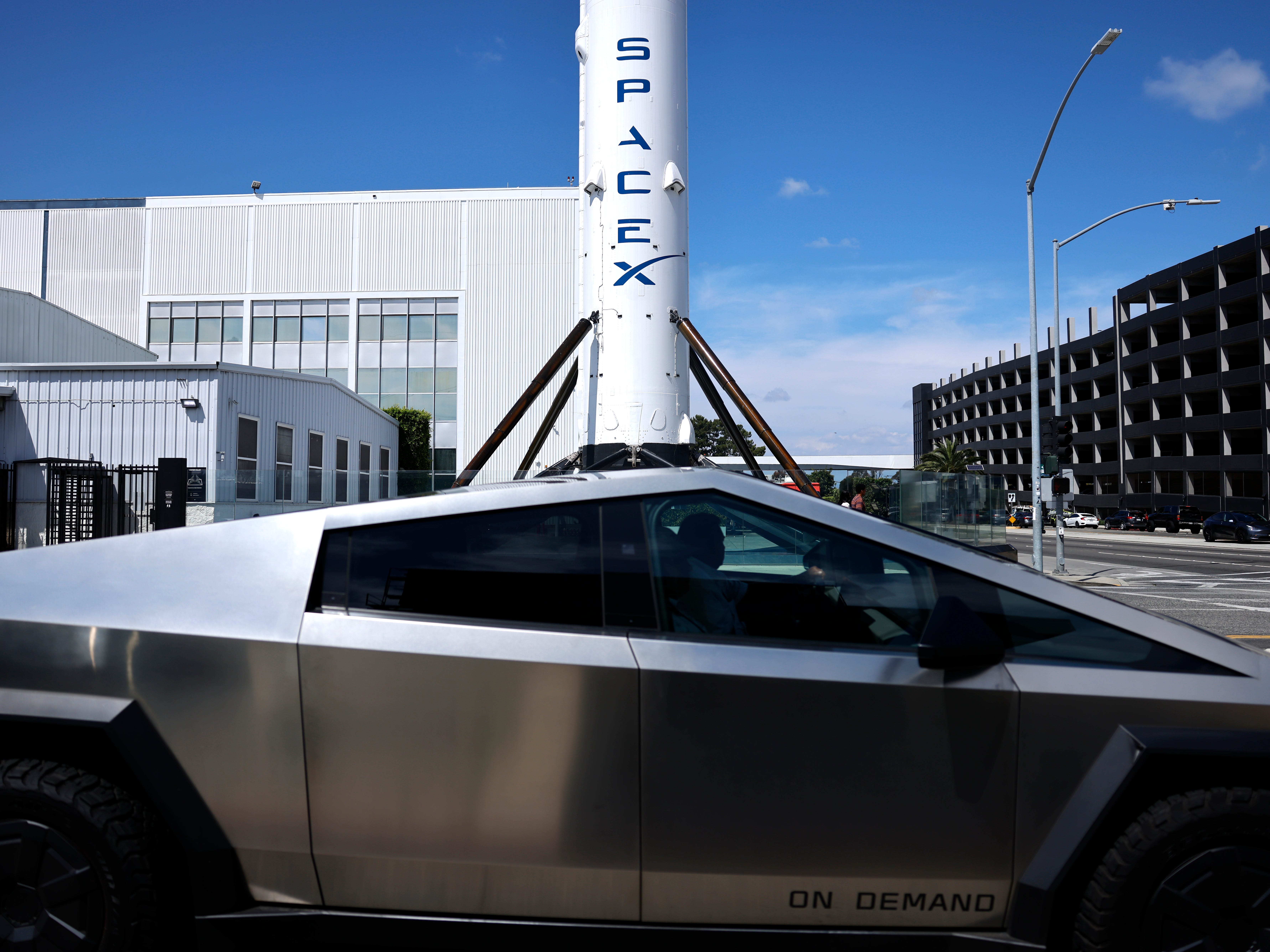 The pros and cons investors will have to weigh if Tesla and SpaceX tie ...