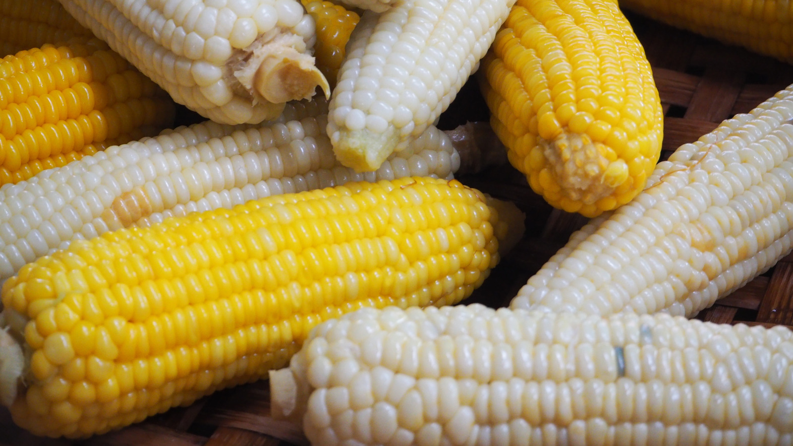 The Difference Between Yellow And White Corn Is Easily Explained By ...