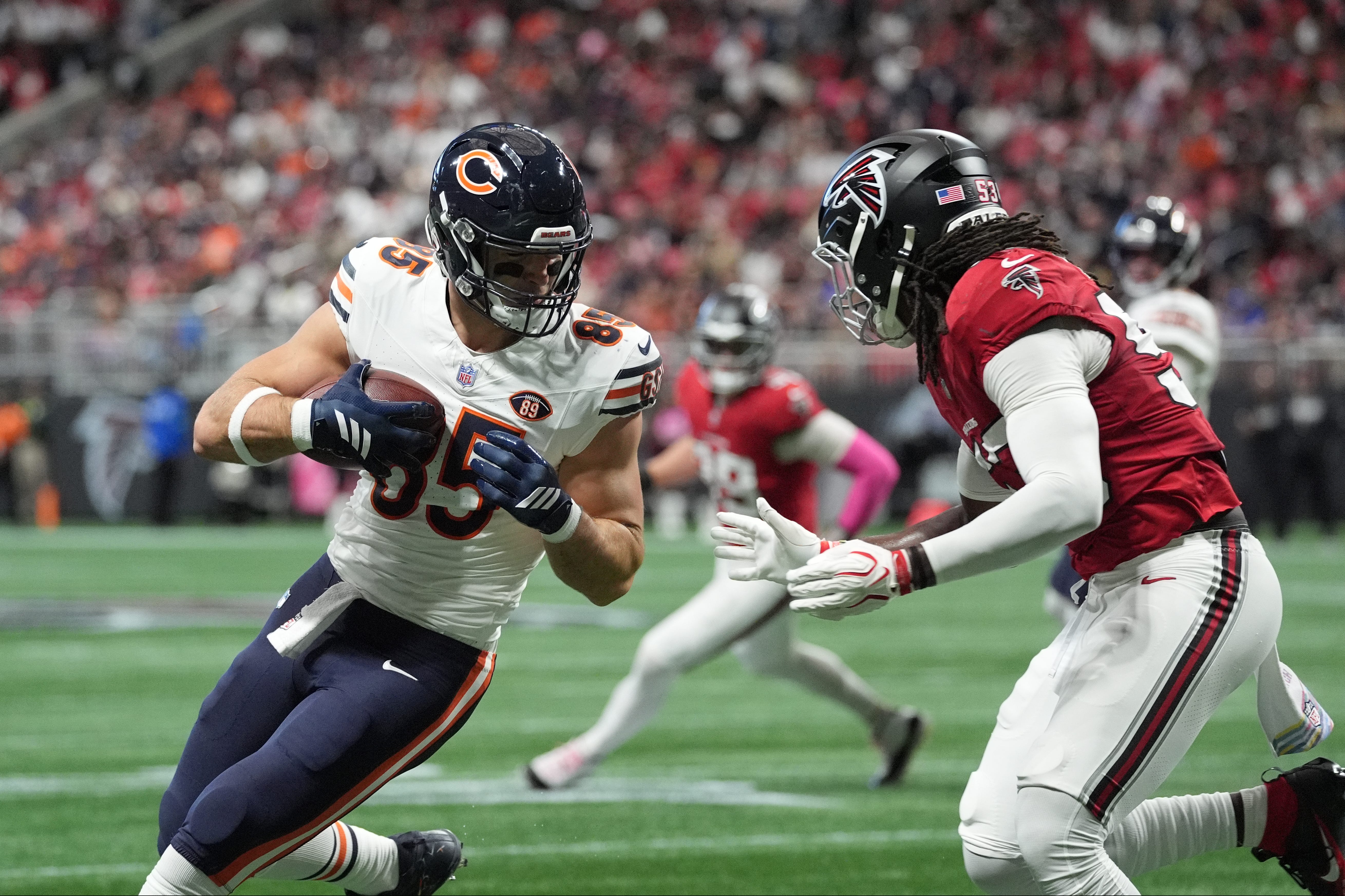 Bears TE Cole Kmet carted off with knee injury