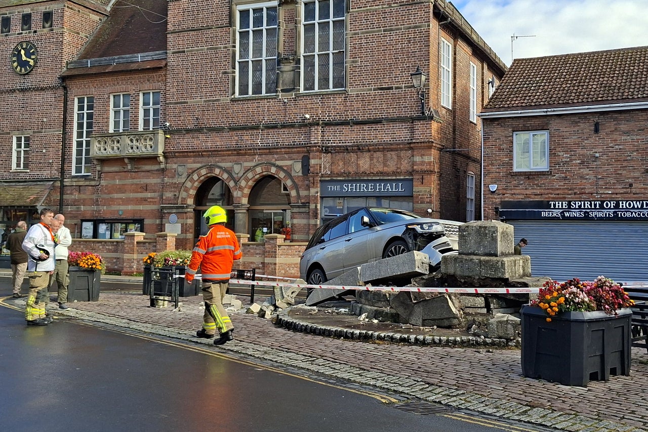 Land Rover Crash Chasing Yorkshire town’s 117-year-old monument demolished in Range Rover crash ...