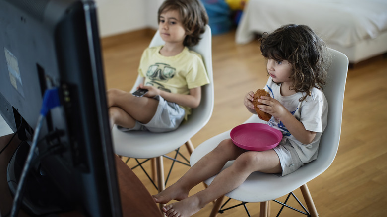 Is It So Bad To Eat Dinner In Front Of The TV? - AOL