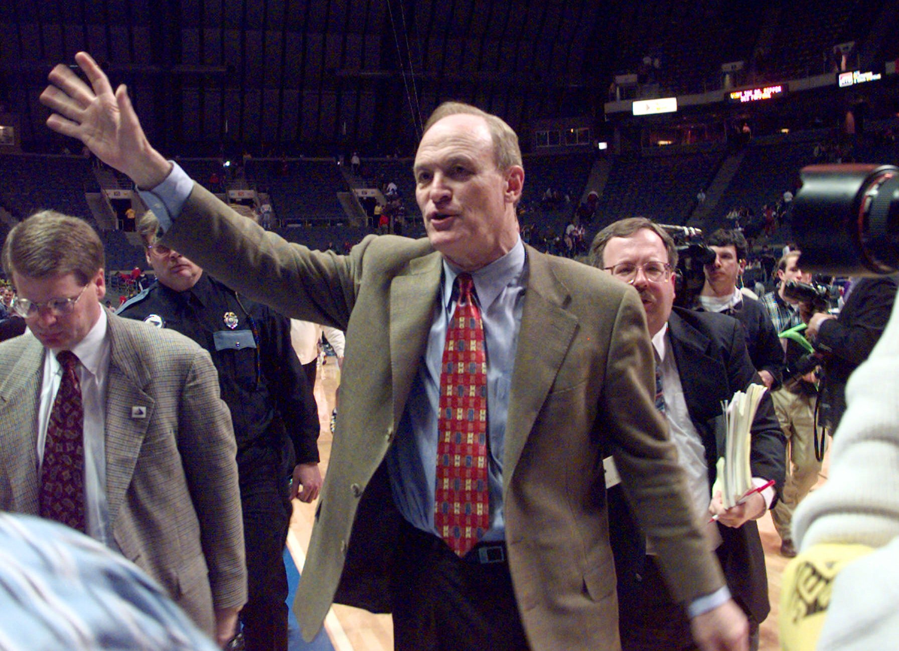 Former LSU men's basketball coach Dale Brown, program's all-time wins leader, dies at 90 - AOL