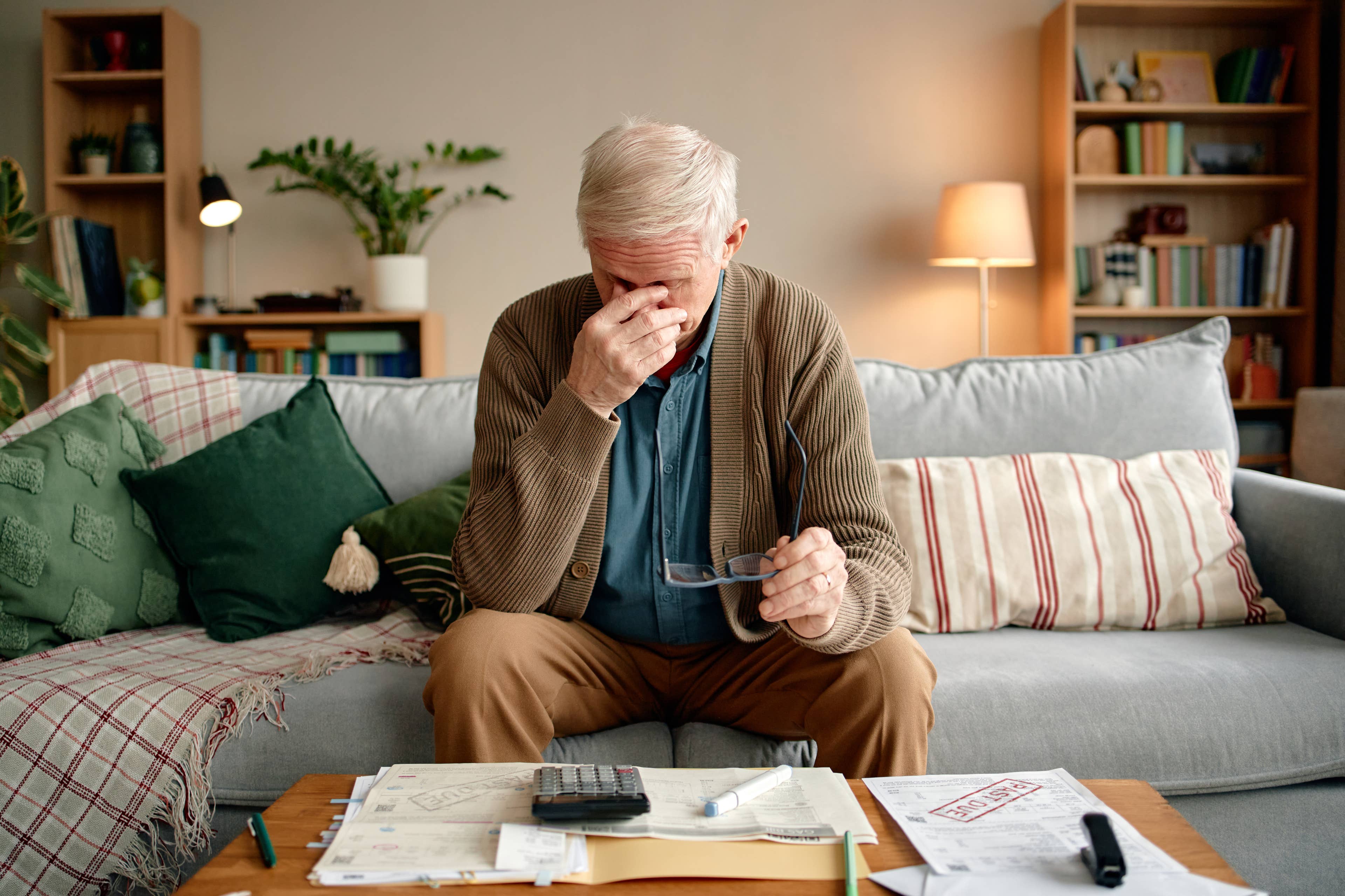 More Americans tap paycheck advances as retirees face risks - AOL