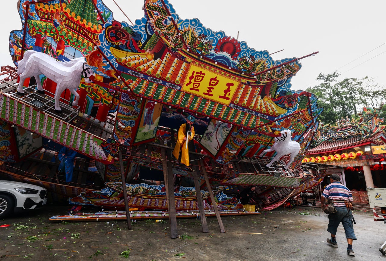 One dead and more than 500 injured as Typhoon Champi sweeps past Taiwan ...