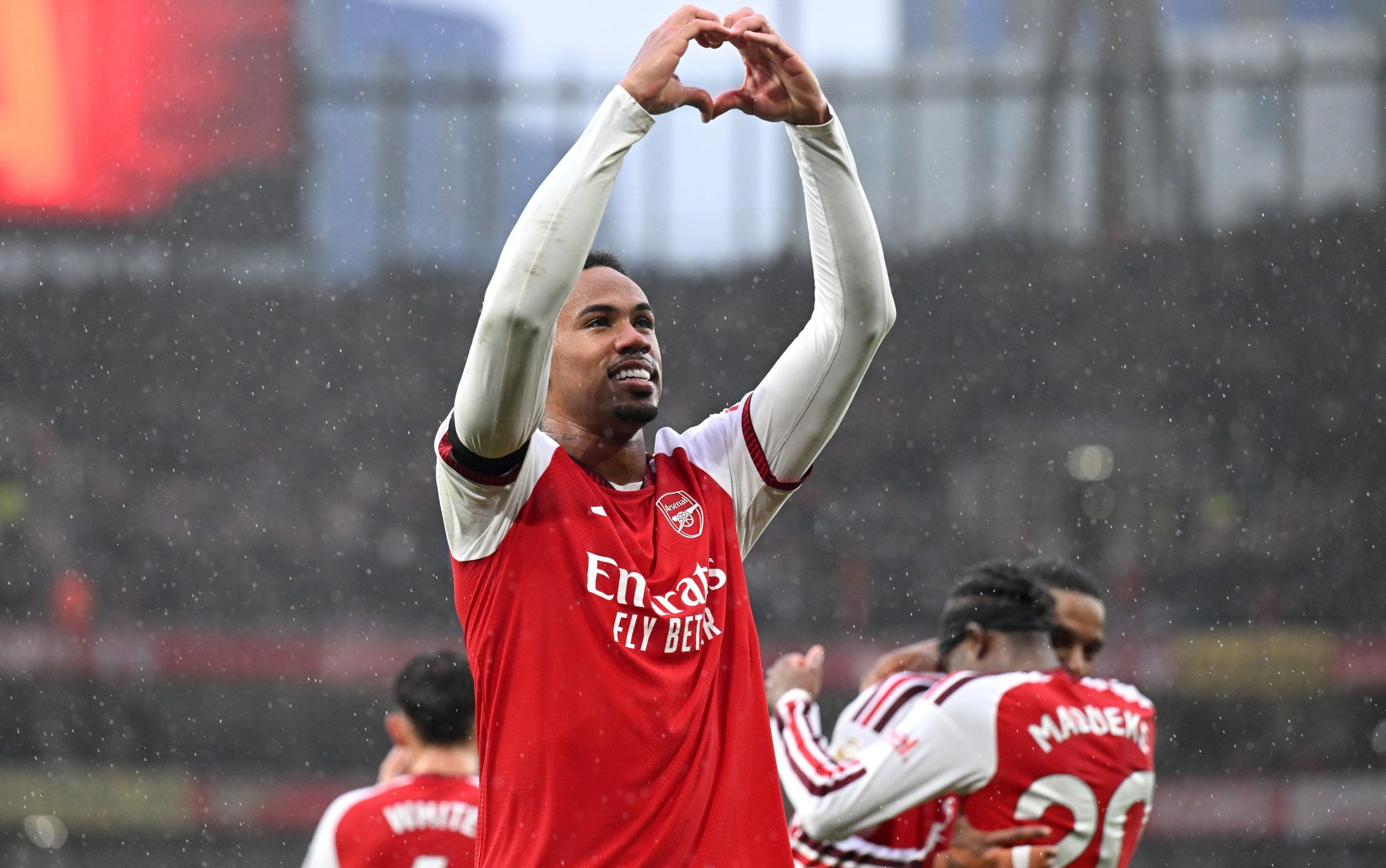 Arsenal go joint-top with Man City after victory over Everton