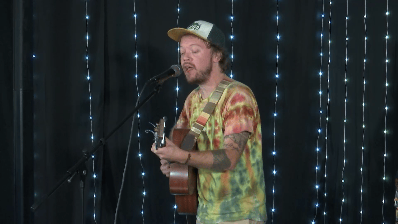 One-man band Eric Ripper takes center stage - AOL