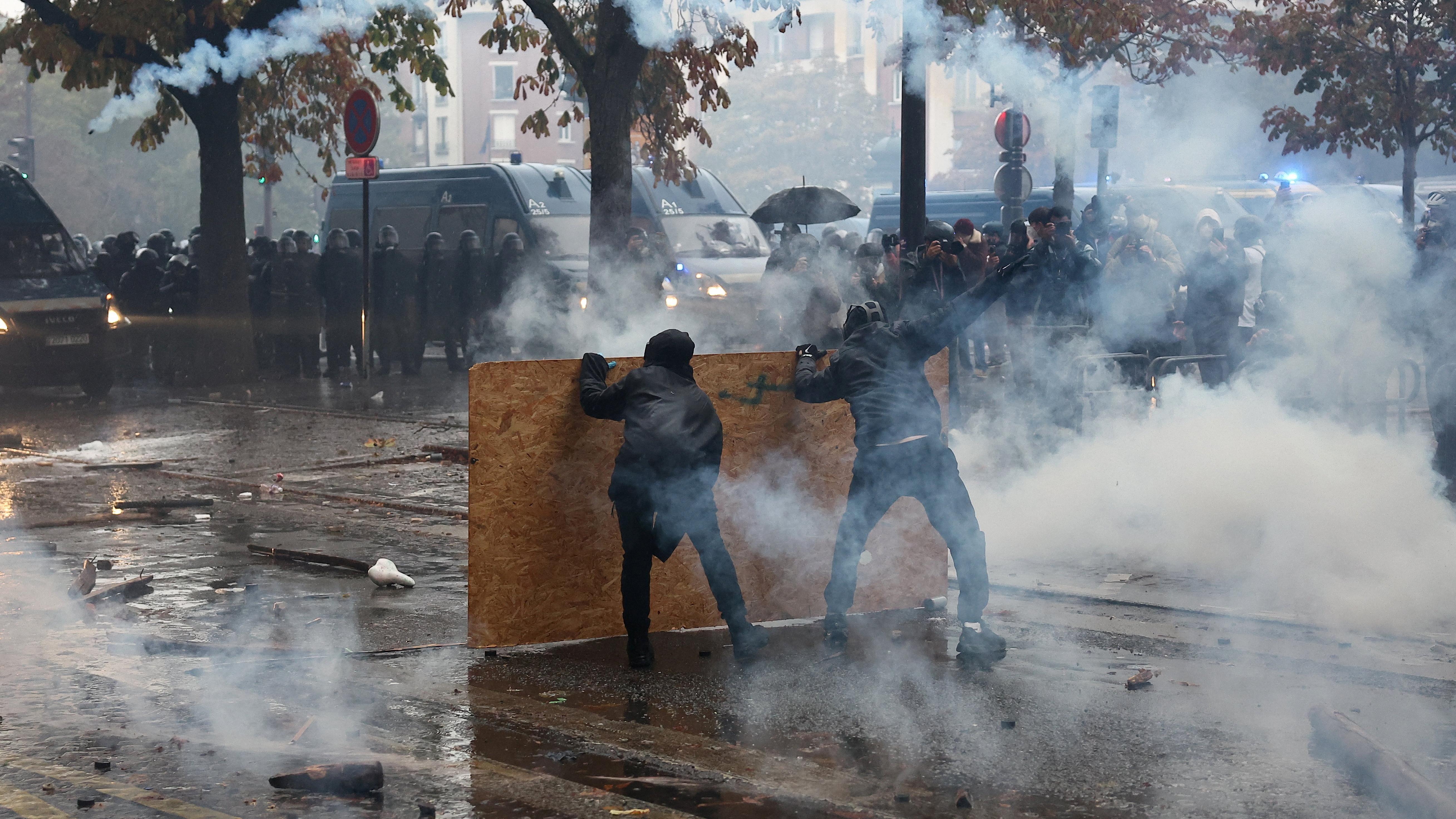 France arrests nearly 1,000 as protests turn violent in Paris, Marseille