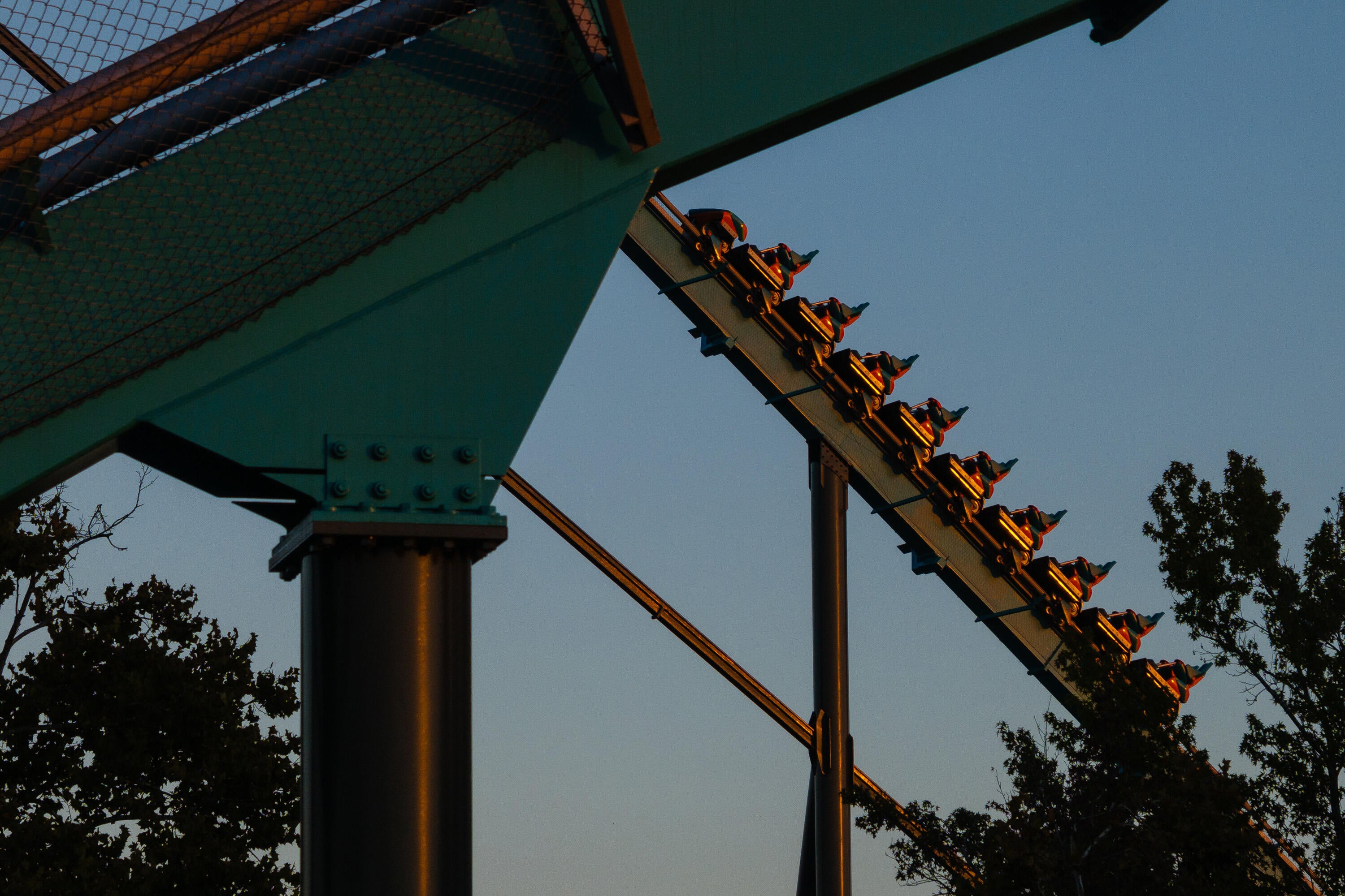 Roller coaster safety experts weigh in on Six Flags investigation - AOL