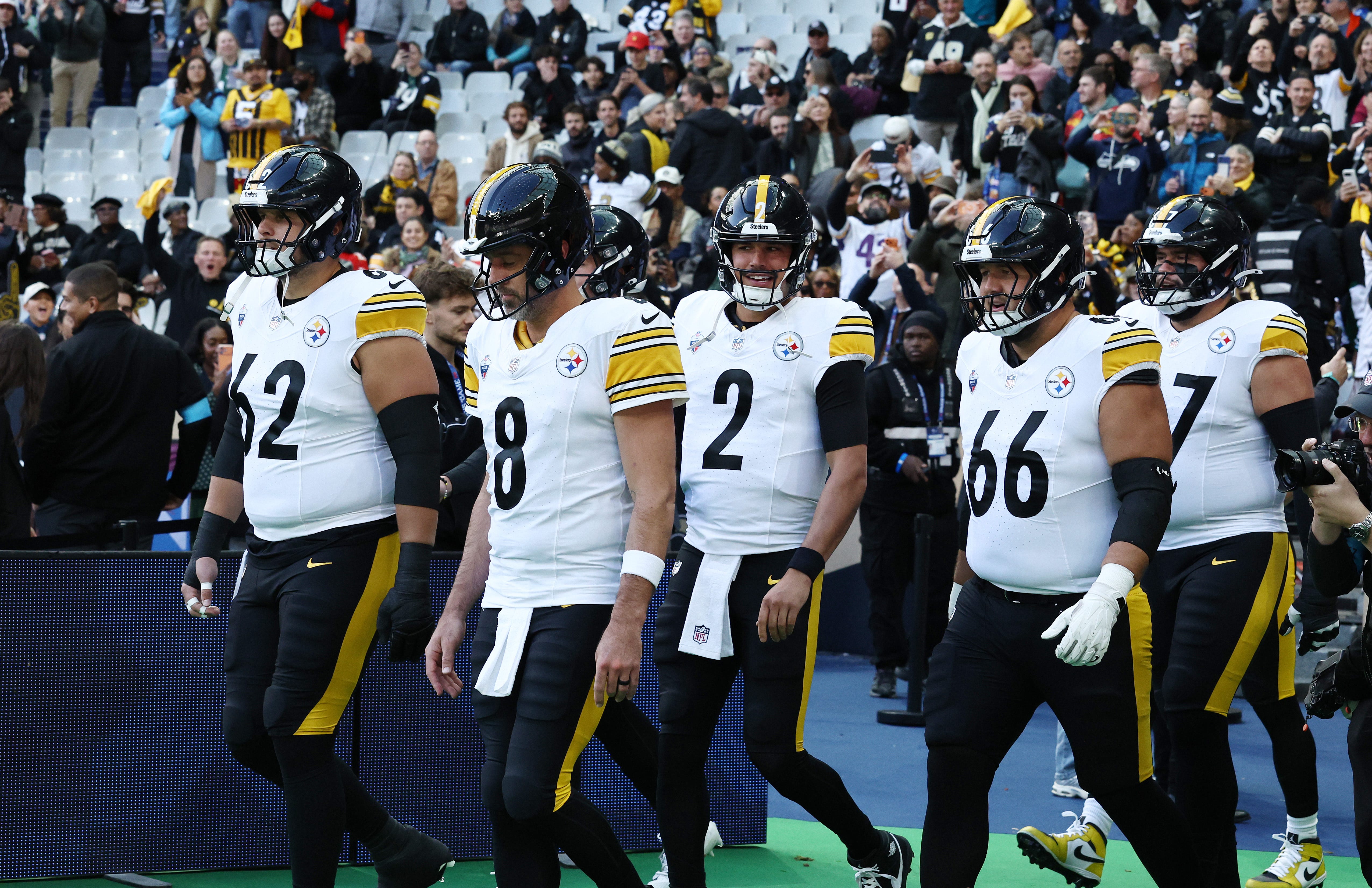 Aaron Rodgers, Steelers QBs coordinate suits, flat caps before game in France