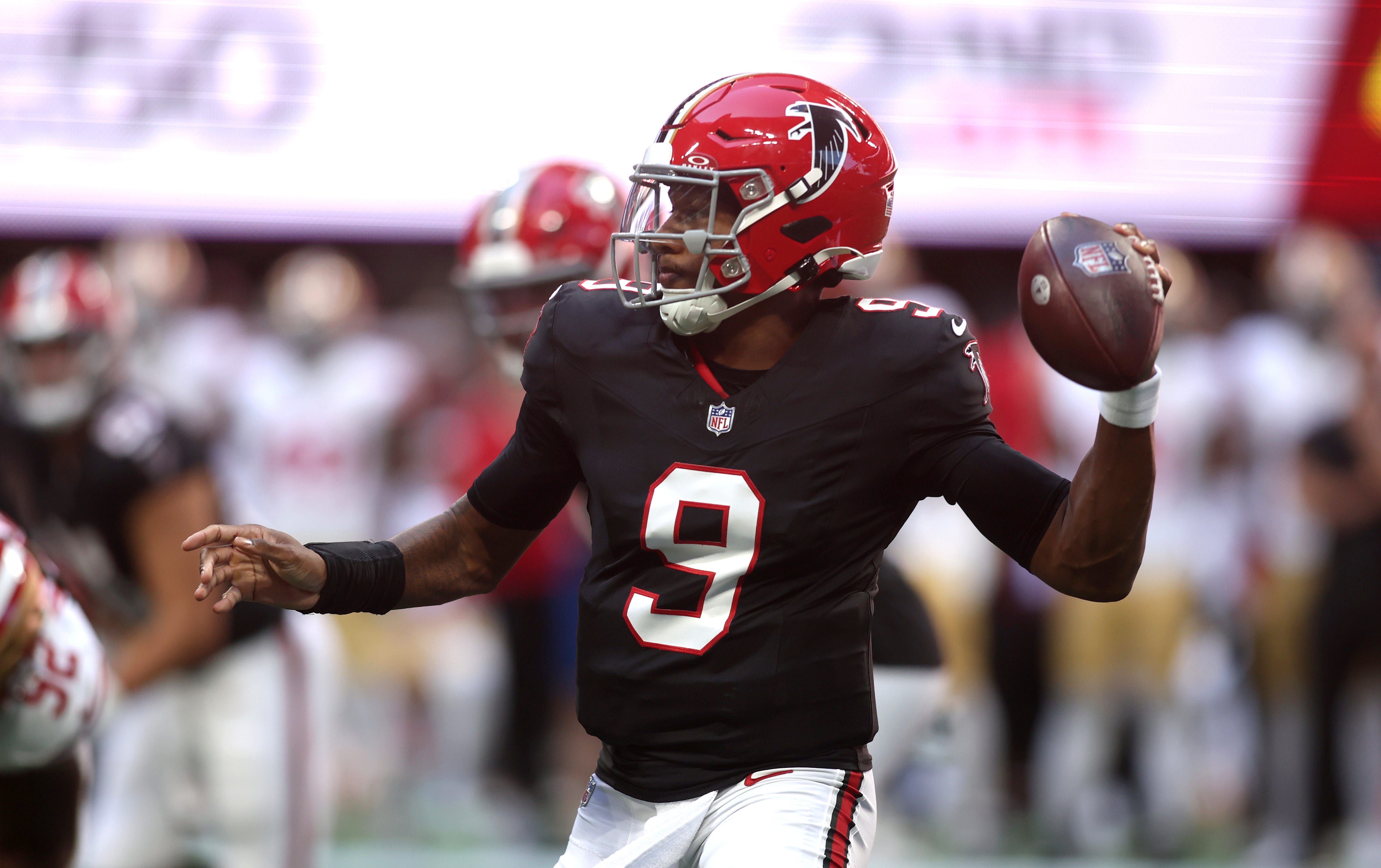 Michael Penix Jr. throws 3 TDs in upset win over San Francisco 49ers