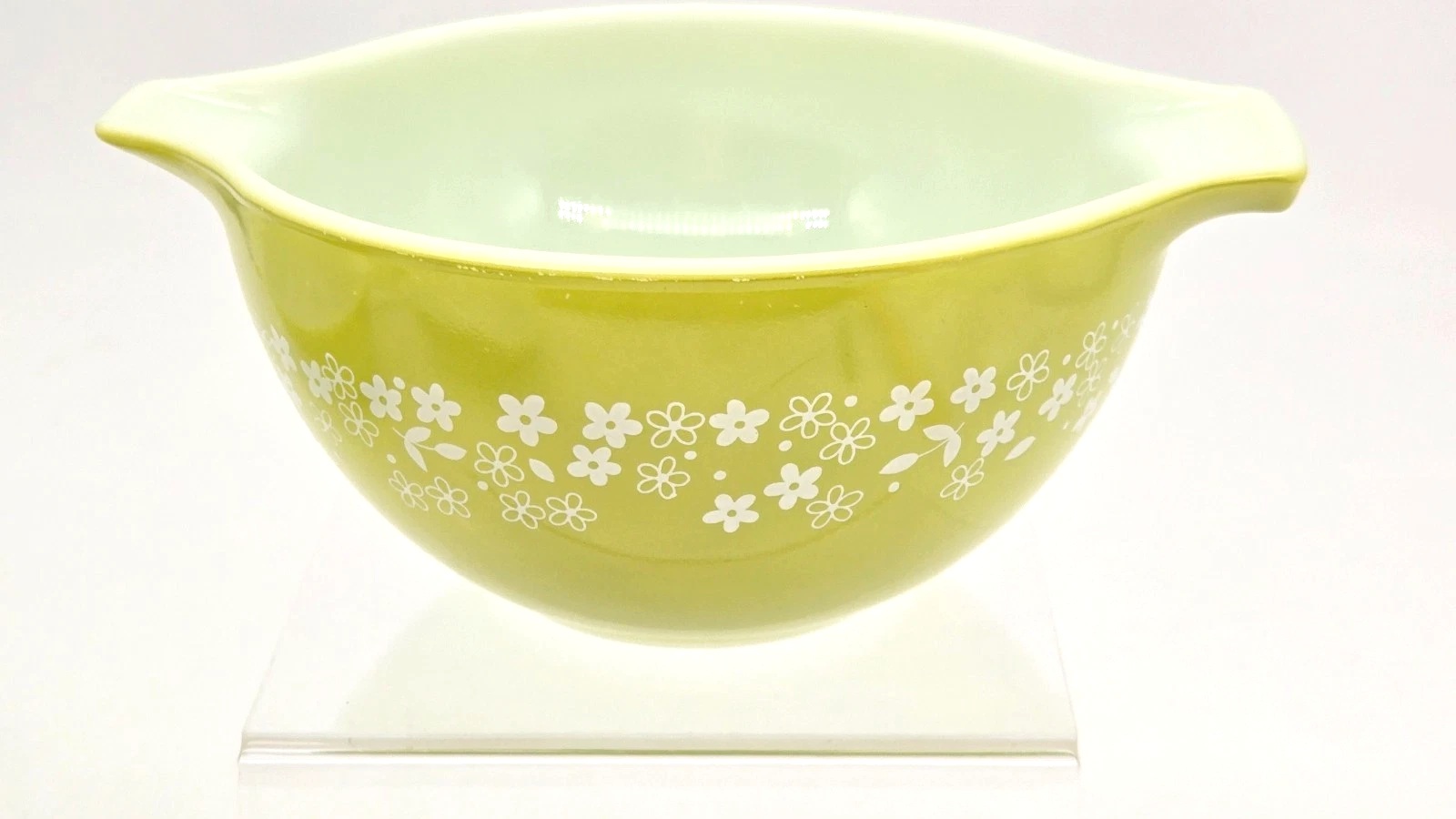 The Avocado-Green Pyrex Pattern Collectors Dream Of Finding At A Thrift ...
