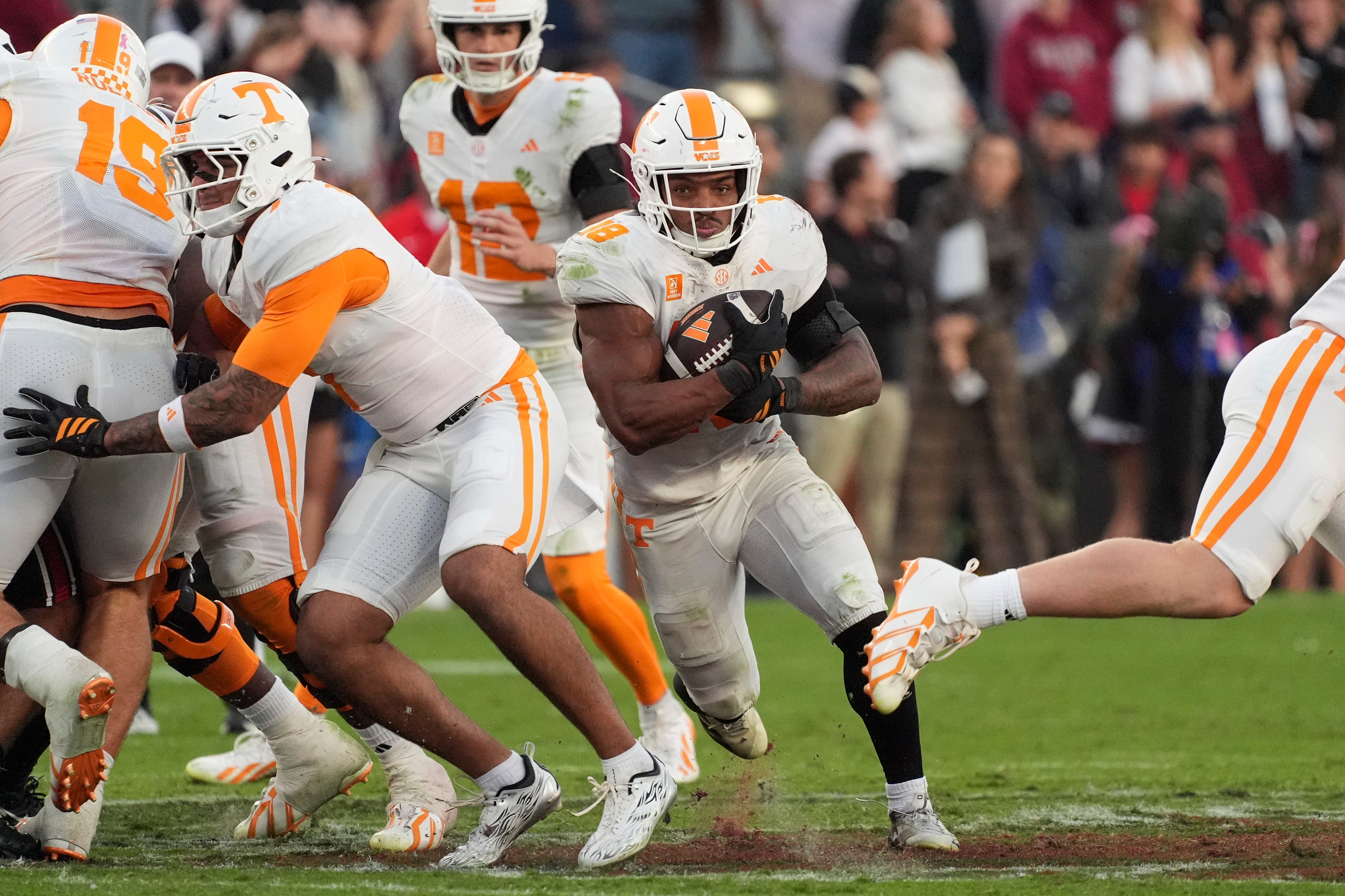Oct 24, 2026; Columbia, South Carolina, USA;  Tennessee Volunteers running back DeSean Bishop (18) runs around end against the South Carolina Gamecocks during the second half at Williams-Brice Stadium.  Mandatory Credit: Jim Dedmon-Imagn Images