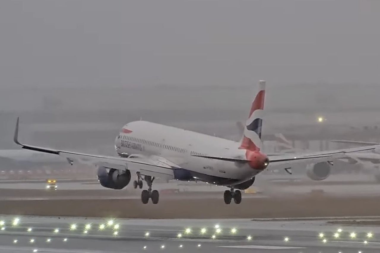 Wind Atorm Storm Boelo: Planes battle strong winds as they attempt to land at ...