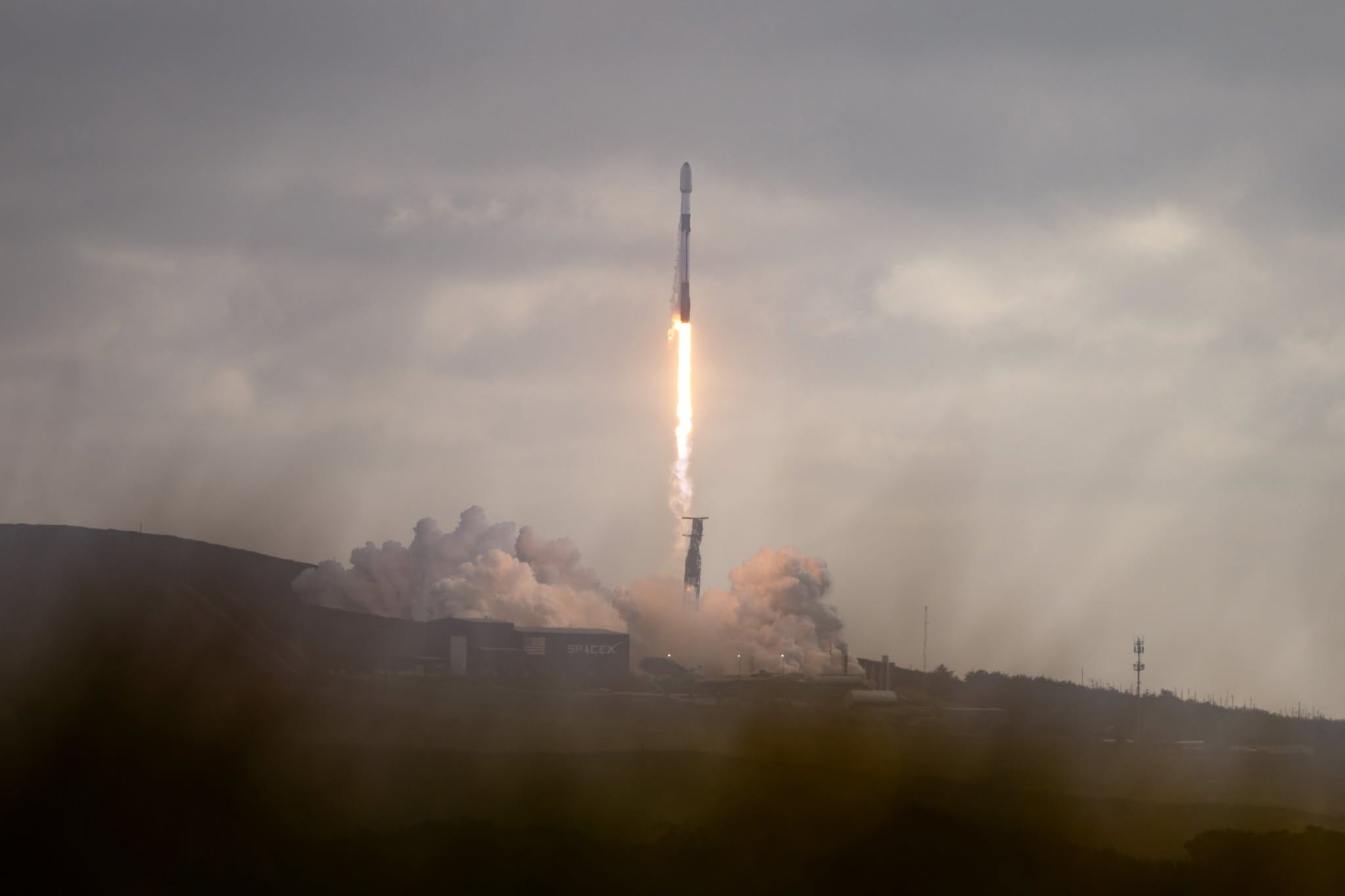 Side B Rcordes Watch as SpaceX launches rocket on record-setting California flight - AOL