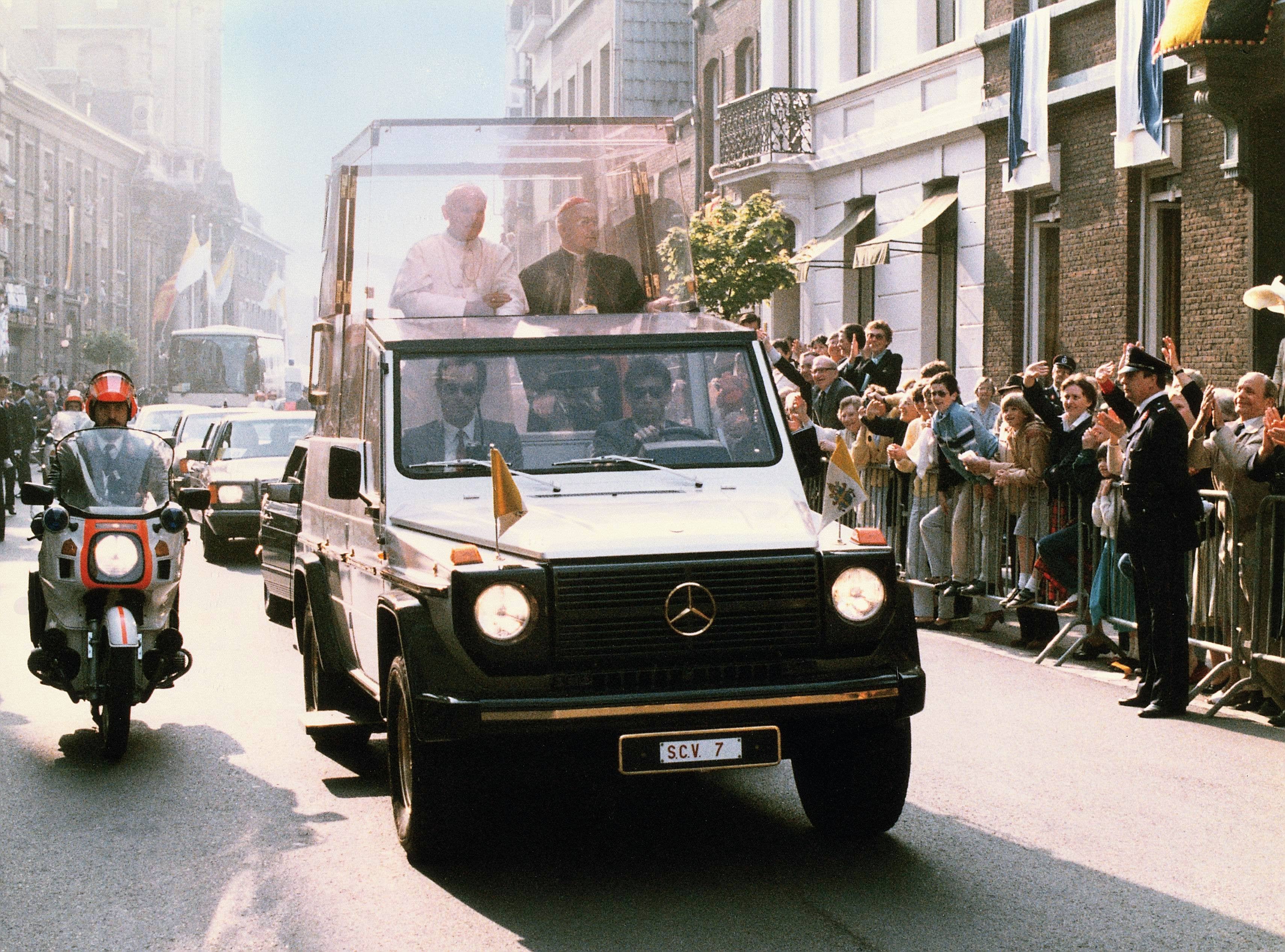 Lorry Wing Box Pope Leo XIV’s New Fiat Popemobile Skips the Bulletproof Glass Box - AOL