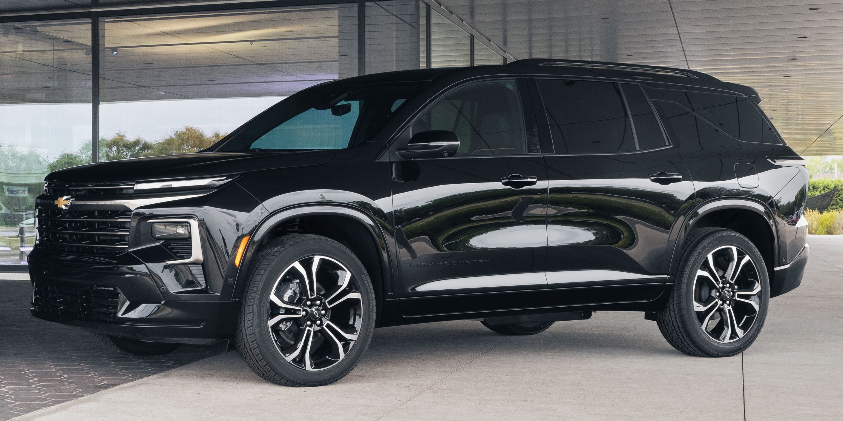 Chevy Traverse and GM's Other Mid-Size SUVs Will Reportedly Get a New Hybrid Powertrain