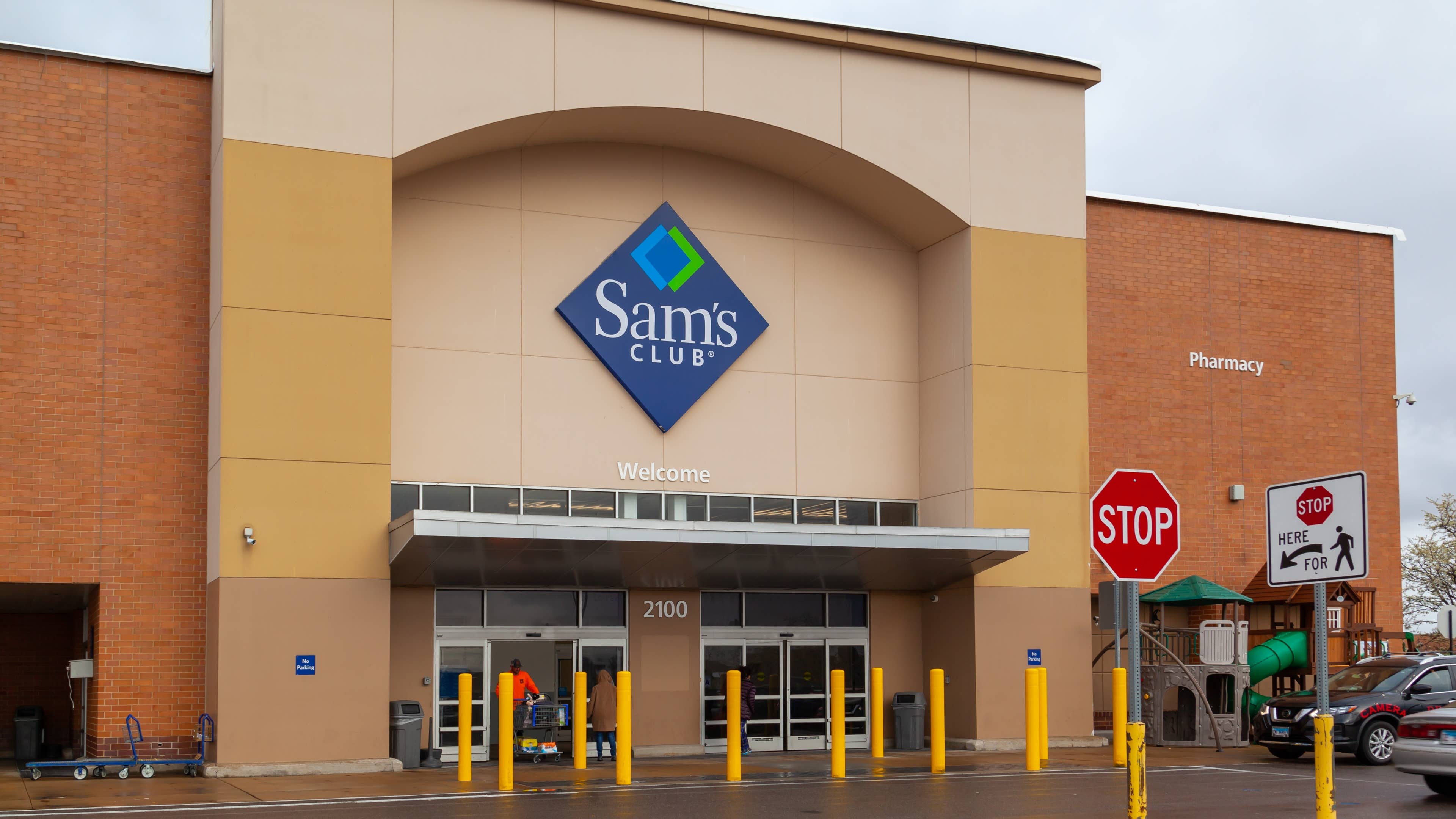 Sam's Club's $13 'Deck the Paws' Doormat Is a Great Gift for Dog Lovers