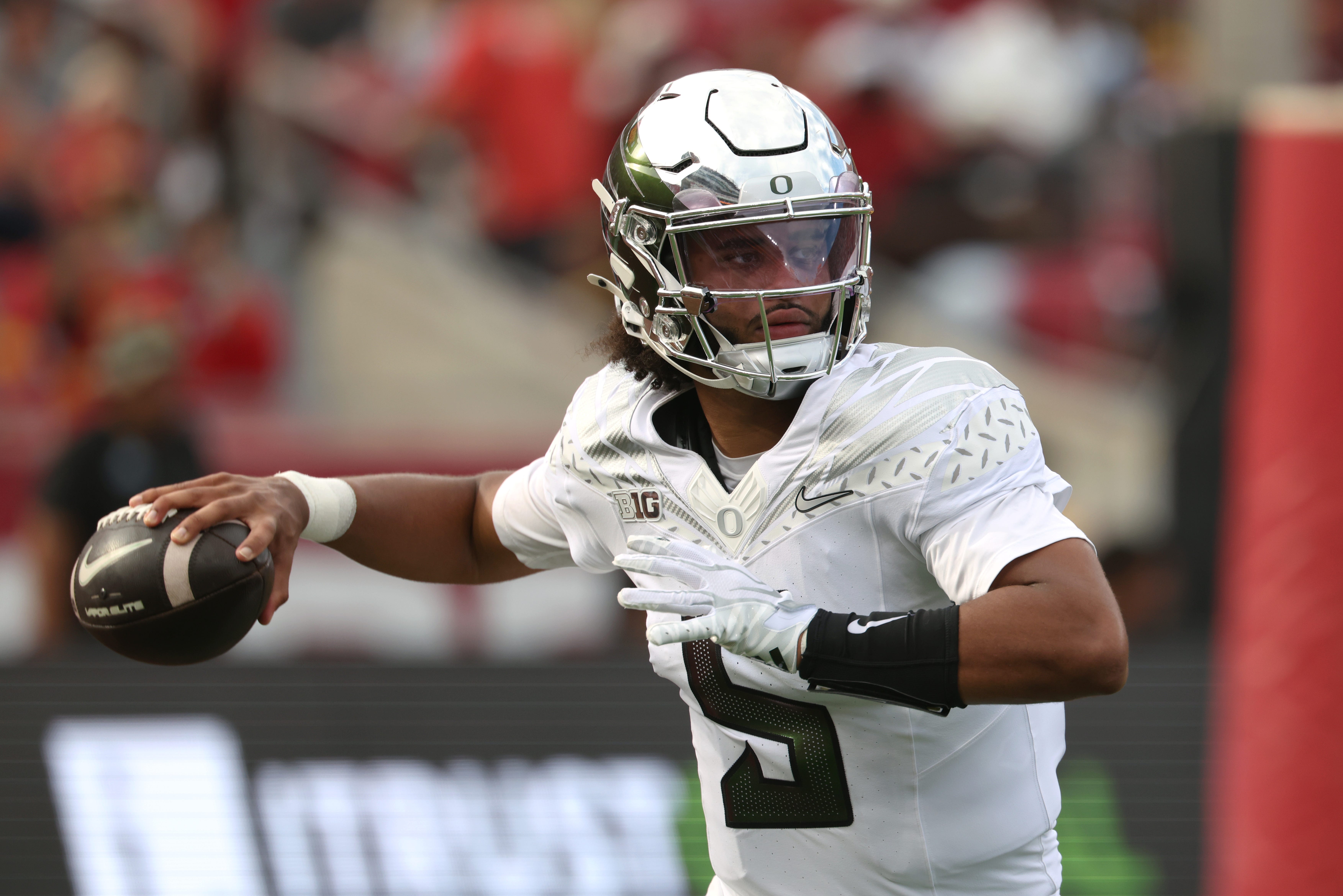 Oregon Ducks quarterback Dante Moore (5) throws a pass against the USC Trojans during the first half at United Airlines Field at Los Angeles Memorial Coliseum.
