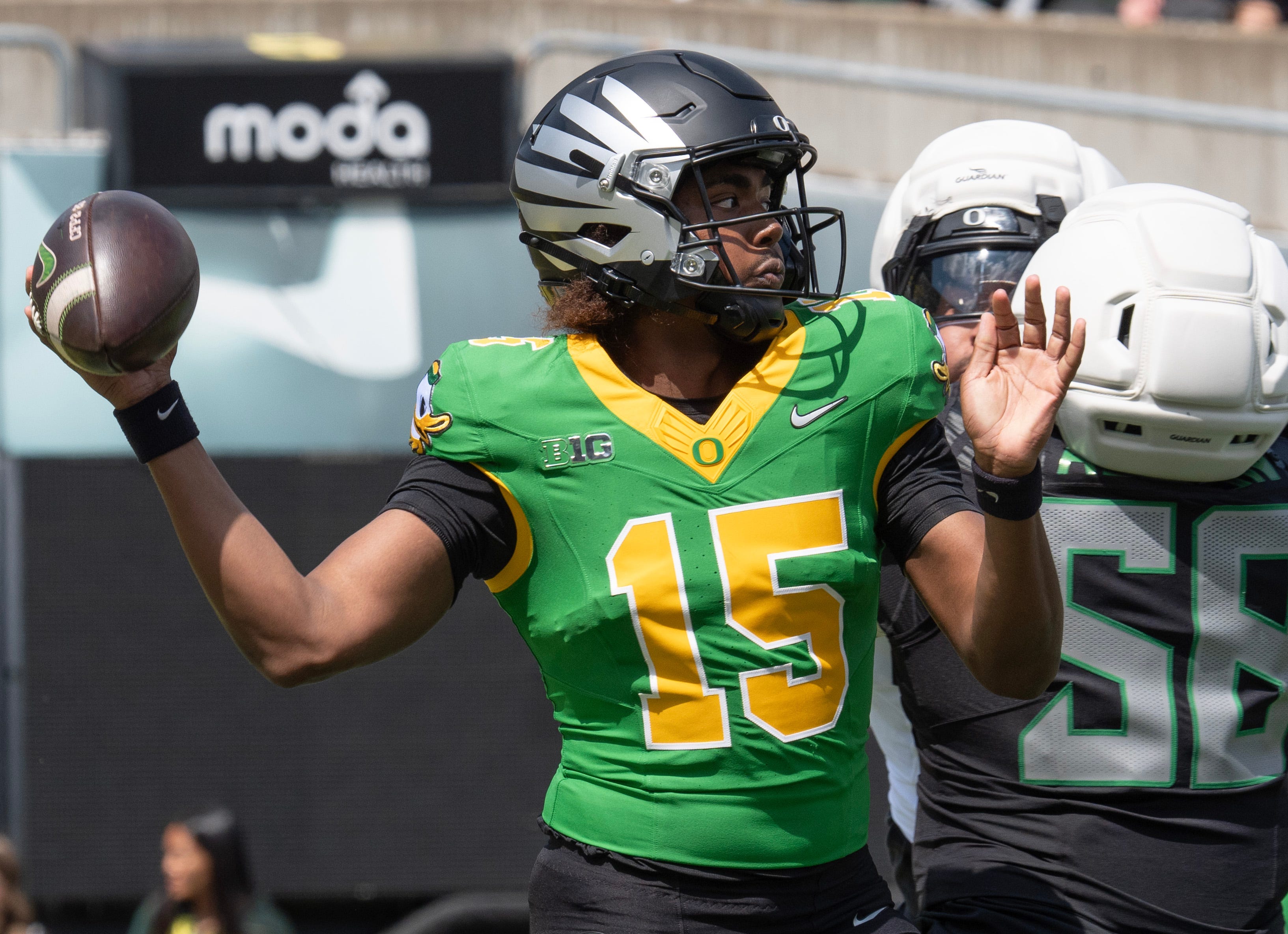 Combat Duck quarterback Akili Smith Jr. drops back to pass during the Oregon Spring Game.