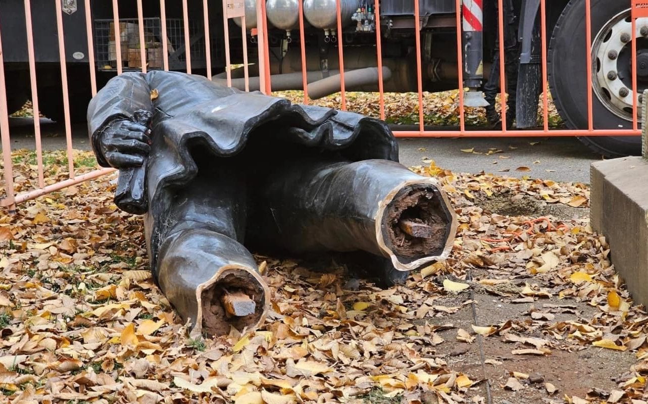 Toppled British colonial statue replaced by ‘ring of truth’