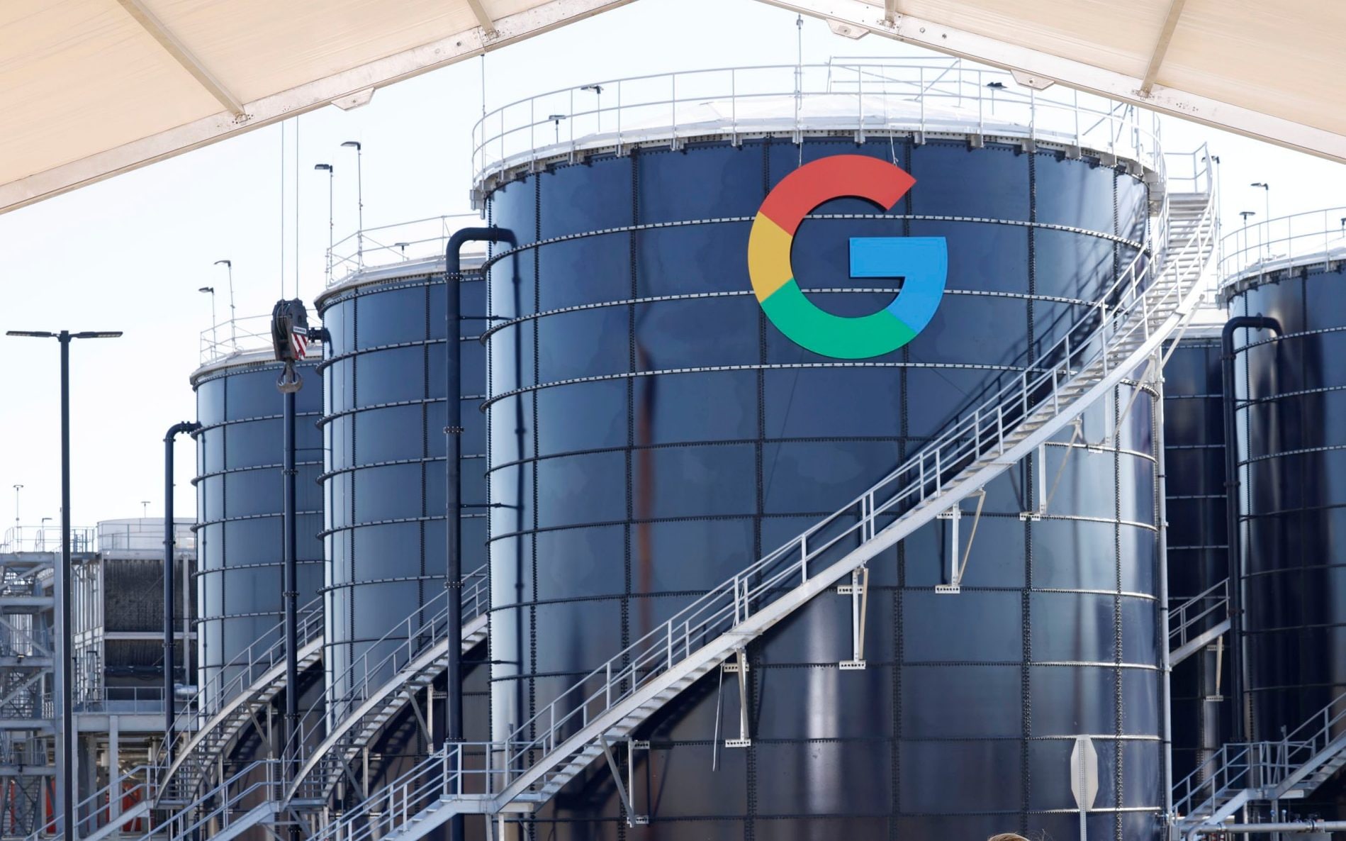 Google shares slump amid fears of AI overspending - AOL