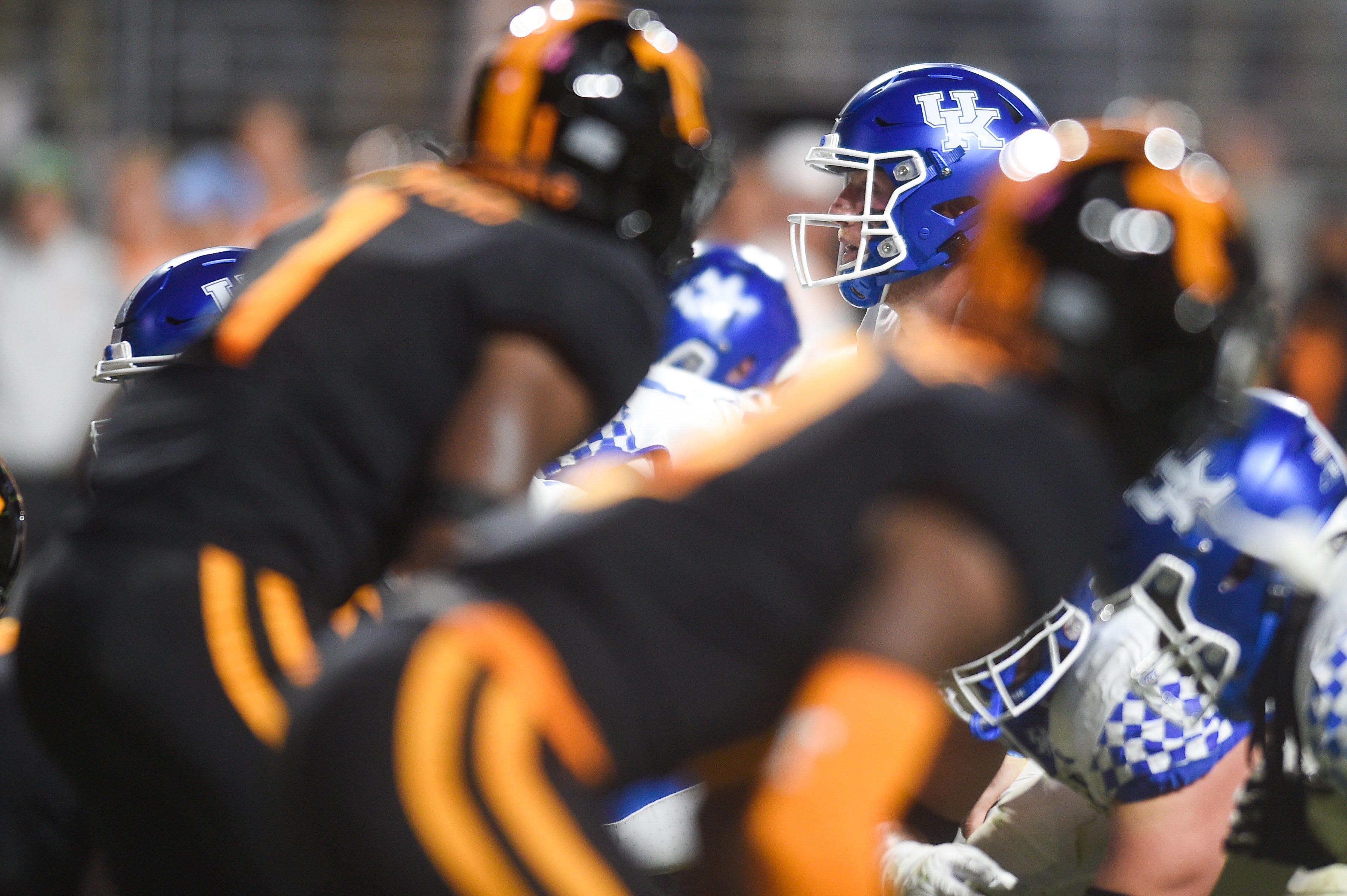 Tennessee-Kentucky football game initial score prediction Week 10