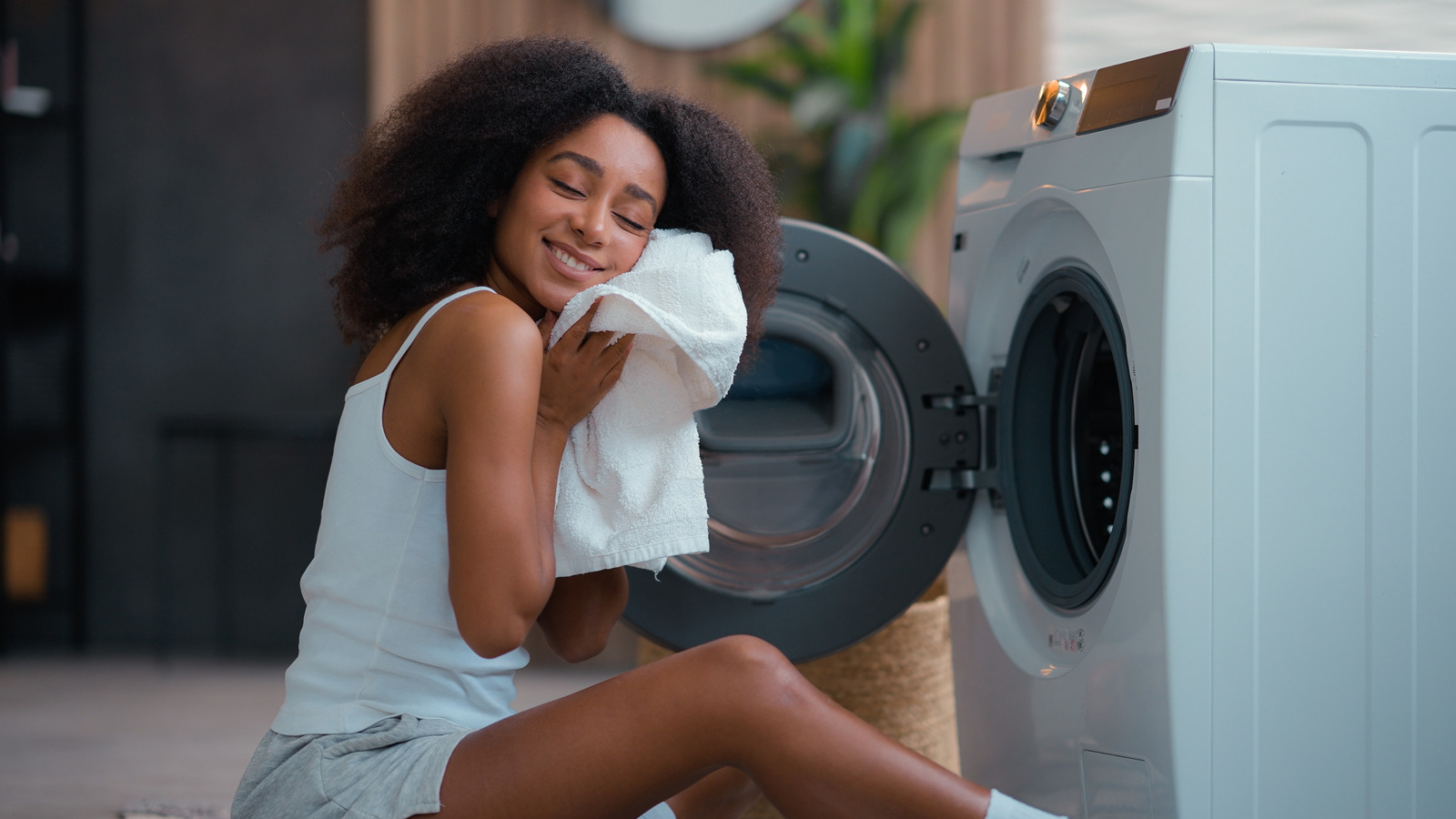 Keep Your Towels Soft & Fluffy With This Easy, Free Laundry Hack