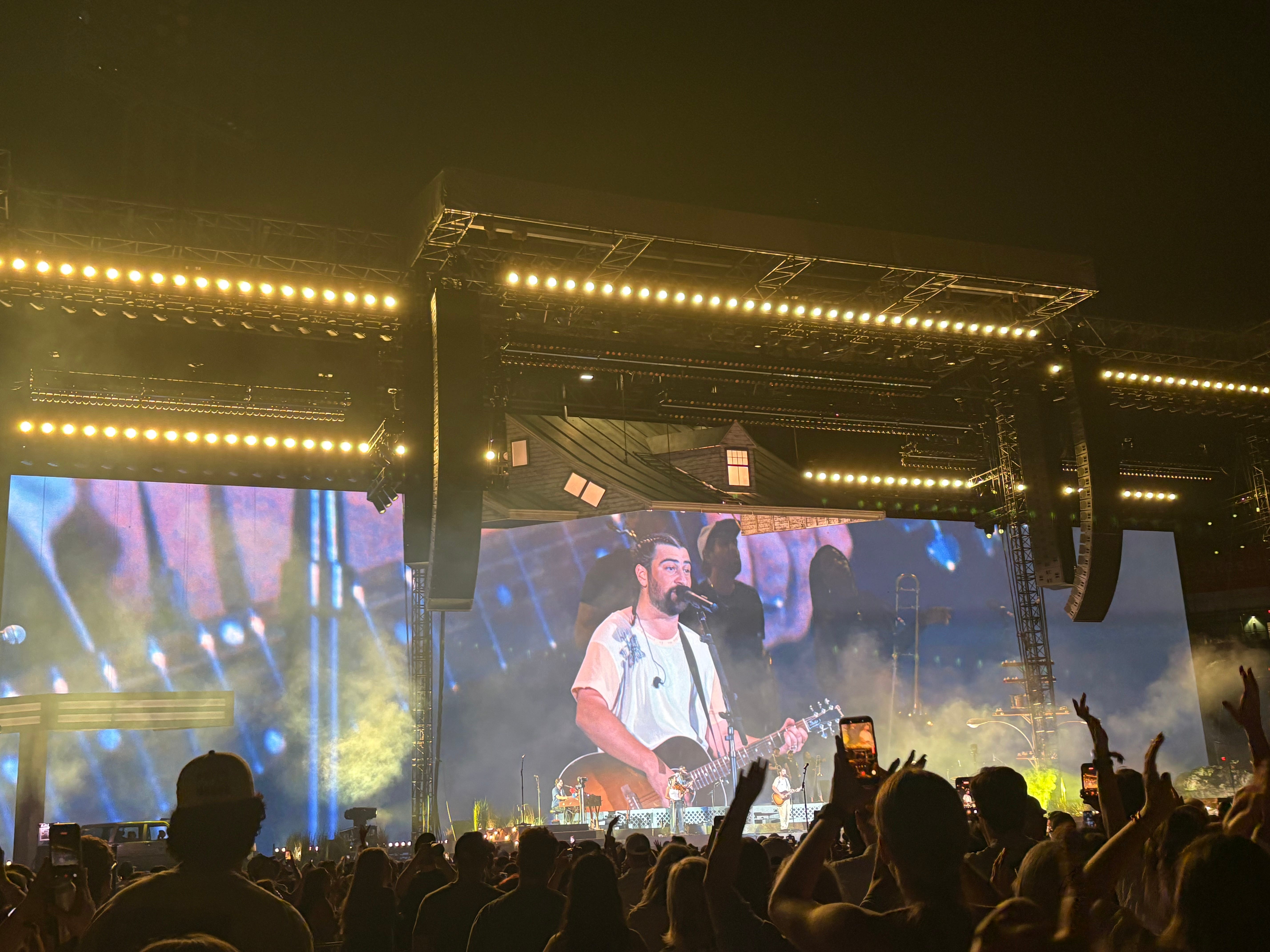 Noah Kahan is going back on tour. How to see him at Fenway Park - AOL