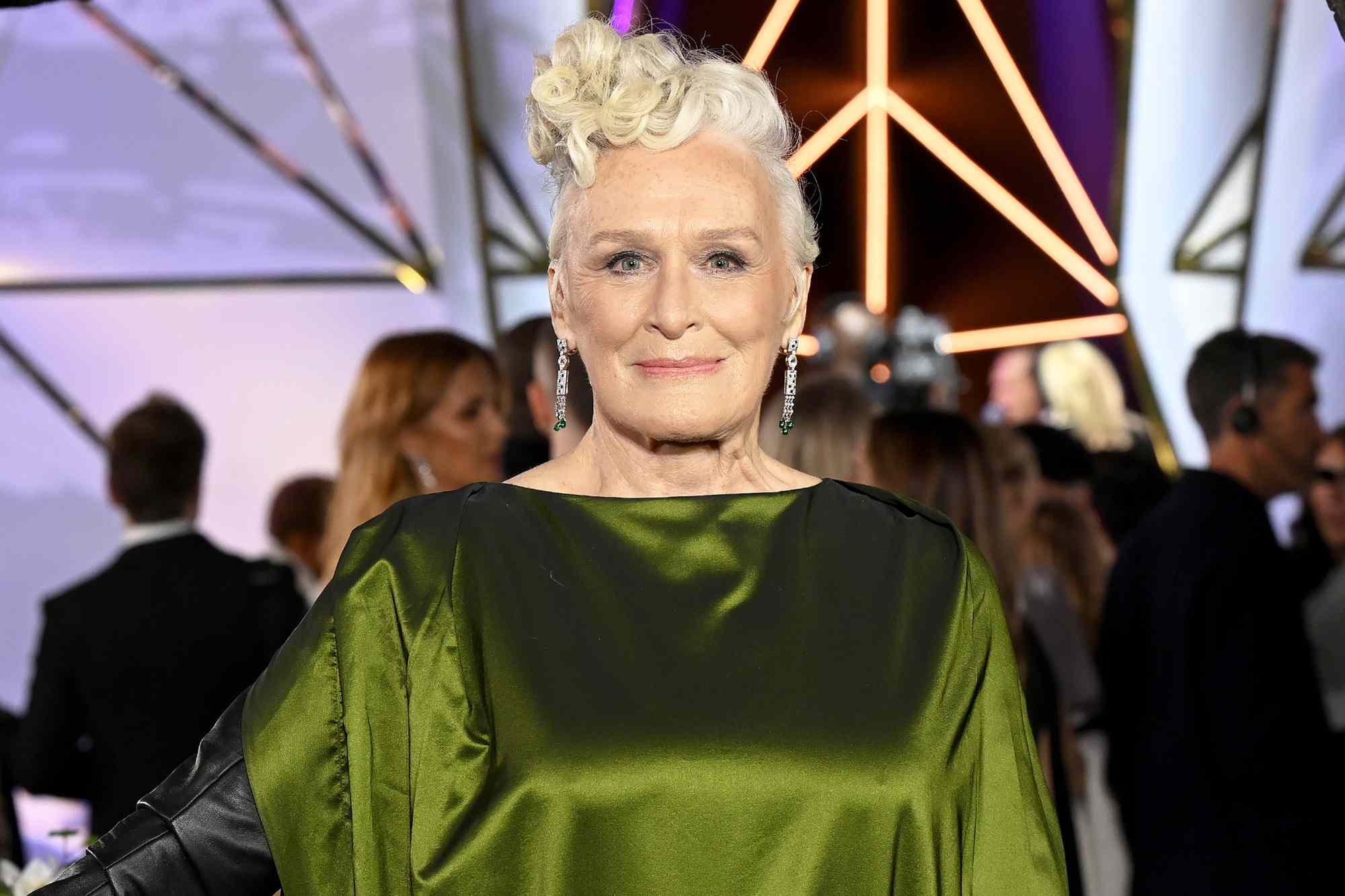 Glenn Close turns cane into fashion statement while walking “Hunger Games ”prequel red carpet after surgery