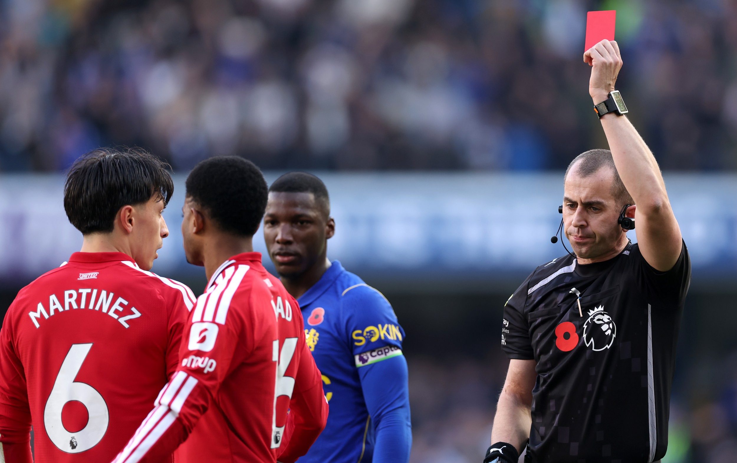 LONDON, ENGLAND - OCTOBER 31: Referee Peter Bankes shows a red card to Lisandro Martinez of Manchester United during the Premier League 2026/27 match between Chelsea FC and Manchester United at Stamford Bridge on October 31, 2026 in London, England.